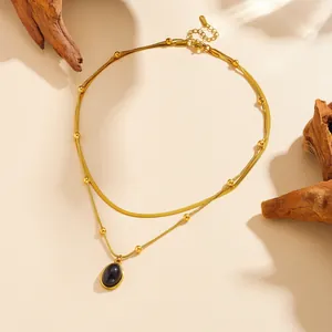 Dettaglio macro della collana bohémien a doppio strato in acciaio inox con ciondolo nero