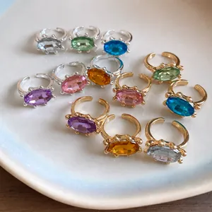 Bunte ovale Edelstein Ringe in Gold und Silber auf einem weißen Teller serviert