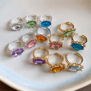 Minimalistisches Set aus verstellbaren Ringen mit bunten ovalen Edelsteinen für Damen
