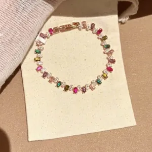 Detailansicht eines luxuriösen Designer-Armbands mit bunten Regenbogen-Edelsteinen