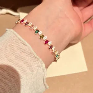Detailansicht eines eleganten, mehrfarbigen Edelsteinarmbands am Handgelenk getragen