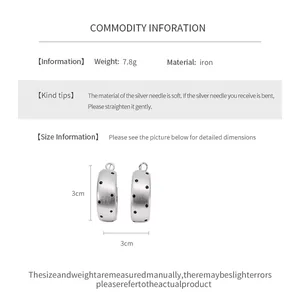 Vue détaillée de boucles d'oreilles créoles à pois argentés brossés avec dimensions.