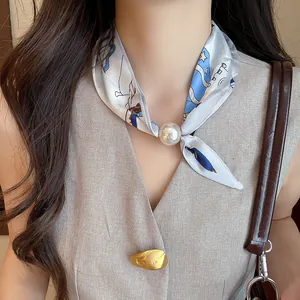 Elegante Seidenschal-Halskette für Damen mit großem Perlenanhänger und blauem Muster