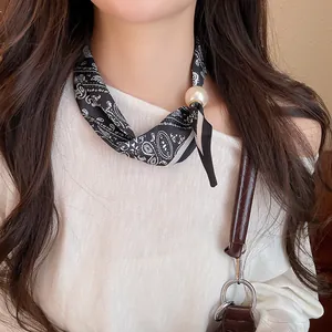 Detailansicht einer eleganten schwarzen Paisley-Seidenschal-Halskette mit großer Perle