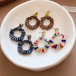 Kollektion farbenfroher böhmischer Kristallperlenohrringe in einer weißen Schale