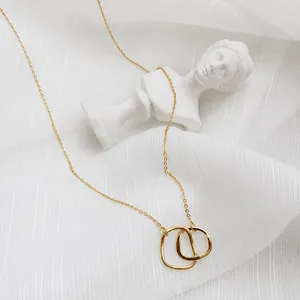 Collier élégant doré minimaliste avec double anneaux imbriqués sur chaîne fine