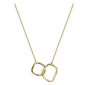 Collier minimaliste en or avec anneaux géométriques irréguliers imbriqués.