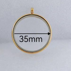 Primer plano de un colgante hueco de acero inoxidable dorado con medida de diámetro exterior
