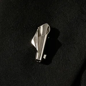 Primo piano di una spilla a forma di bouquet in argento su un tessuto nero strutturato
