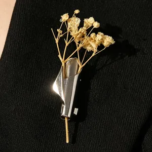 Spilla creativa porta bouquet color argento con un delicato rametto di fiori secchi