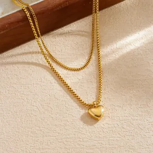 Primo piano di una collana a due strati placcata in oro con ciondolo a forma di cuore