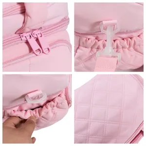 Vues détaillées du sac à lunch rose avec fermeture éclair et une poche élastique.
