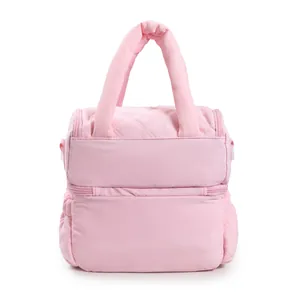 Vue de face détaillée du sac isotherme rose avec motifs de coutures matelassées
