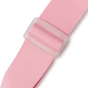 Détail de la sangle rose du sac à déjeuner avec une boucle de réglage en plastique