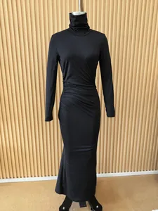 Elegante abito lungo nero a collo alto con maniche lunghe e dettaglio arricciato