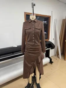 Robe marron à manches longues boutonnée avec col à revers et ourlet fendu à volants