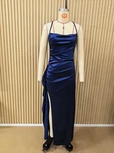 Detailansicht eines dunkelblauen Satin-Kleides mit elegantem Schlitz und Trägern