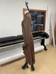 Vue latérale d'une robe marron ajustée à manches longues avec ourlet fendu à volants