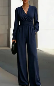 Primo piano dell'elegante scollo a V e della vita stretta di questa tuta blu navy larga