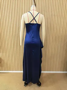 Rückenansicht eines eleganten dunkelblauen Satin-Maxikleides mit schicken Kreuzträgern