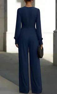 Vista posteriore di un'elegante tuta intera blu navy a maniche lunghe con gamba larga
