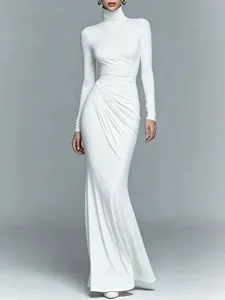Vista completa di un abito lungo bianco elegante con collo alto e drappeggio in vita