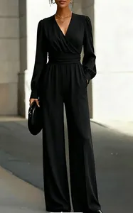Elegante tuta nera a maniche lunghe con scollo a V e gamba larga