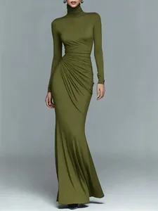 Elegante abito lungo verde oliva a dolcevita, maniche lunghe e vita arricciata.