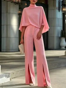 Elegantes rosa Set mit Rollkragen-Cape-Top und hoch taillierter Schlitzhose für Damen