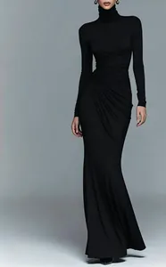 Elegante abito lungo nero aderente con collo alto e dettaglio drappeggiato in vita