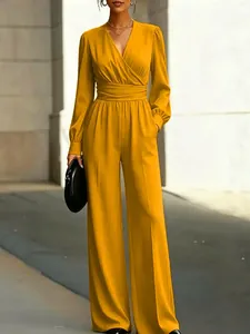 Elegante tuta giallo senape con scollo a V, gamba larga e dettaglio plissettato in vita.