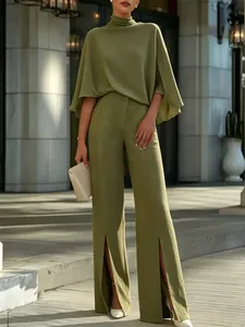 Elegantes olivgrünes Set mit Rollkragenoberteil und hoch taillierter Hose mit Schlitz.