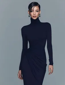 Elegante abito lungo blu navy a dolcevita con lusinghiero dettaglio arricciato in vita e maniche