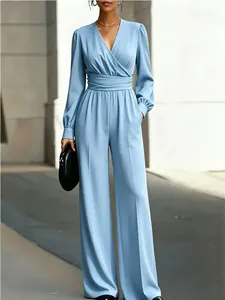 Elegante tuta con scollo a V, gamba larga e vita a incrocio in celeste