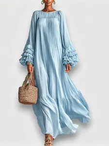 Abito maxi ampio azzurro con maniche a balze a più strati e scollo rotondo classico