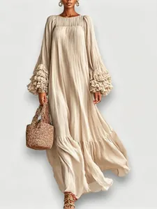 Elegante abito lungo beige con maniche a campana a balze e vestibilità ampia