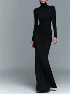 Elegante abito da sera lungo nero attillato a collo alto con maniche lunghe da donna