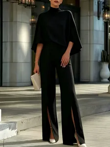 Eleganter schwarzer Zweiteiler mit Stehkragen-Top und Schlitzhose mit hoher Taille