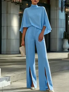 Elegantes hellblaues Set mit Stehkragen-Cape-Oberteil und Schlitz-Hose mit weitem Bein
