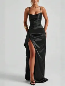 Elegantes schwarzes ärmelloses Satin-Bodycon-Maxikleid mit hohem Beinschlitz und Trägern