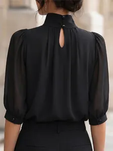 Elegante zwarte chiffon blouse in Franse stijl met achteraanzicht van de kraag