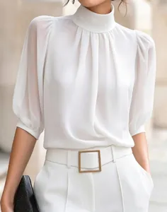 Detailopname van elegante witte geplooide blouse met hoge kraag en pofmouwen