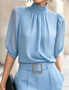 Prachtig detail van elegante hemelblauwe chiffon blouse met chique pofmouwen