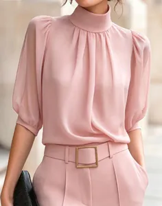 Stijlvolle roze blouse met hoge hals, geplooide voorkant en fijne charmante pofmouwen