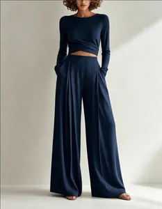 Dettaglio del set due pezzi blu scuro con top incrociato e pantaloni a gamba larga