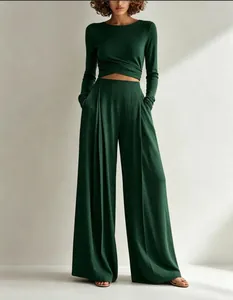 Completo a due pezzi a coste verde scuro con crop top irregolare e pantaloni larghi