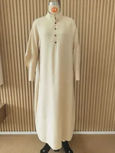 Μπροστινή όψη μπεζ χαλαρού casual maxi φορέματος με όρθιο γιακά και κουμπιά σε μανεκέν