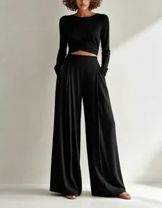 Vista frontale set top corto nero a maniche lunghe e pantaloni larghi con tasche