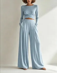 Completo due pezzi in maglia azzurro con top incrociato e pantaloni a gamba larga