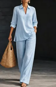 Donna che indossa un set casual azzurro con scollo a V e maniche lunghe con tasche